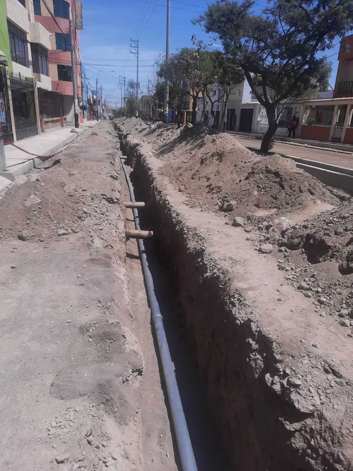 Instalación de tubería para red de agua y saneamiento