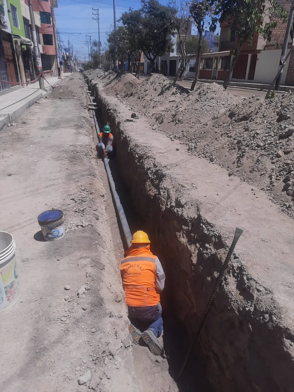 Personal ejecutando trabajos dentro de una excavación