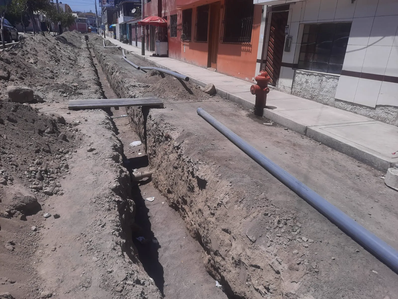 Instalación de tubería en vía urbana