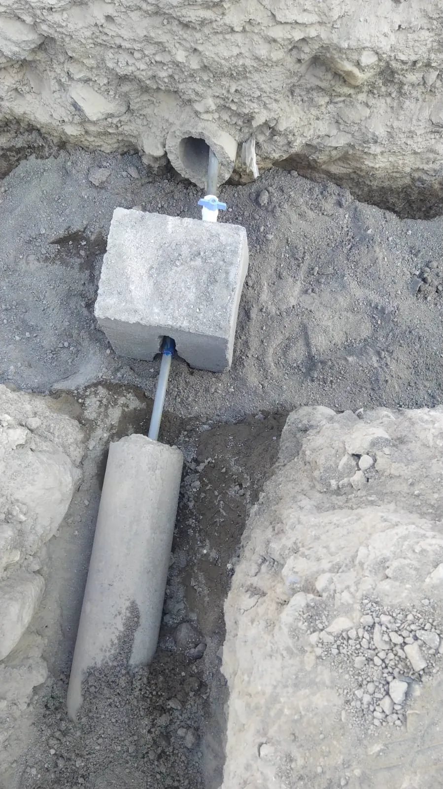 Elemento de concreto utilizado en trabajos de conexión y saneamiento
