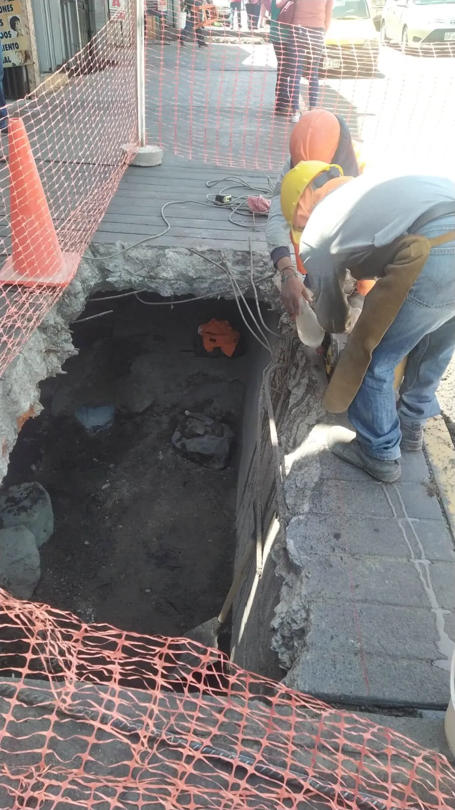 Personal de COBELI ejecutando trabajos de obra civil y saneamiento