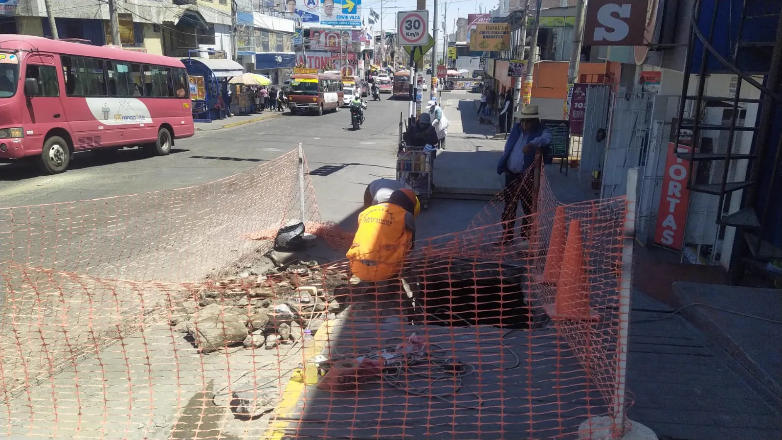 Personal de COBELI ejecutando trabajos en vía urbana