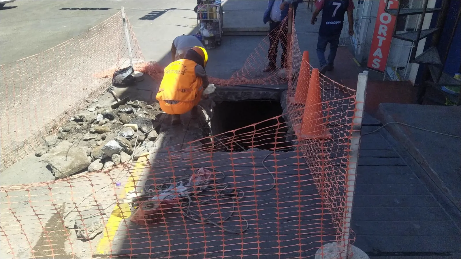 Personal trabajando en una intervención de vereda y vía pública
