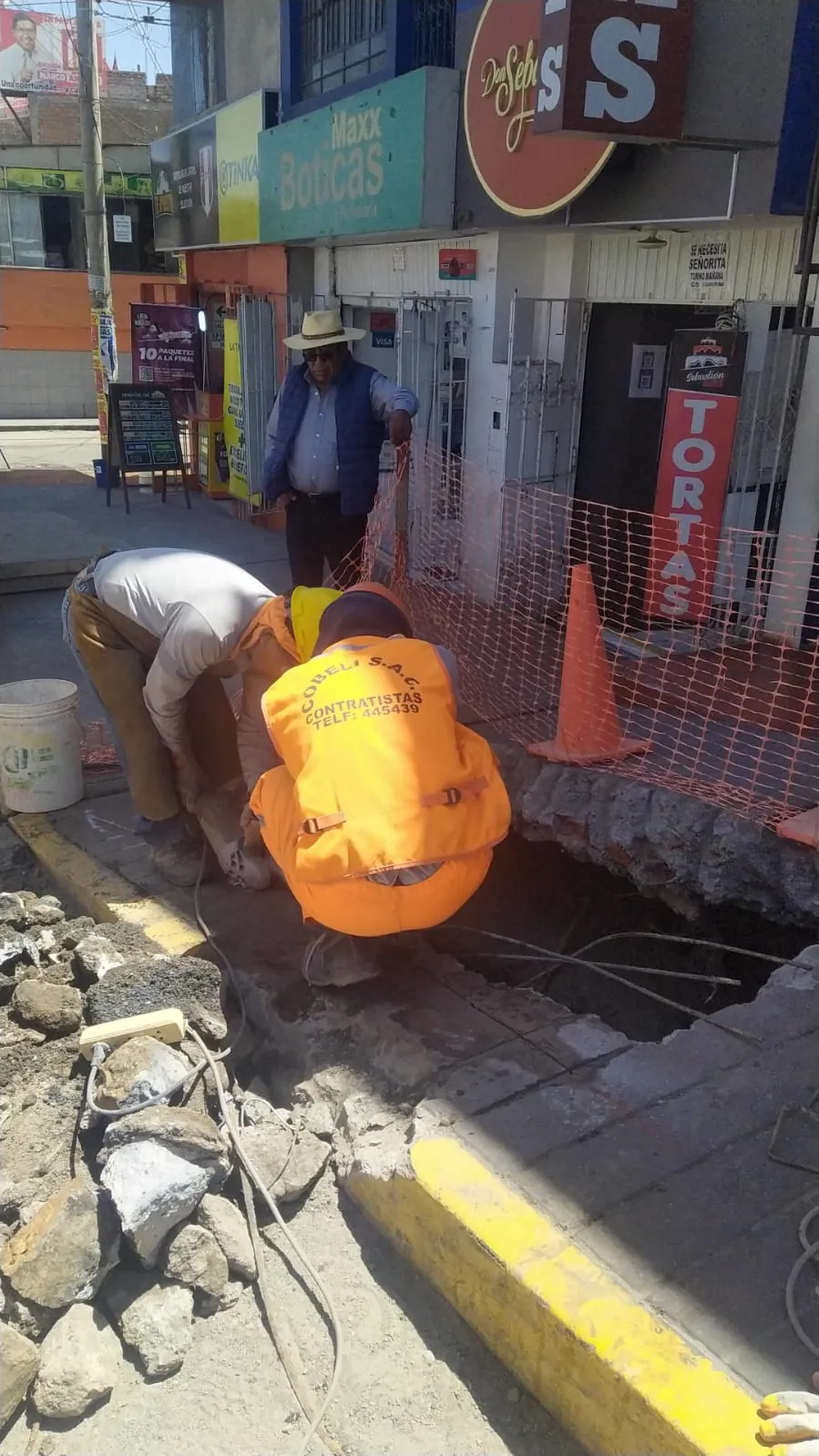 Personal de COBELI S.A.C. trabajando en una obra de saneamiento