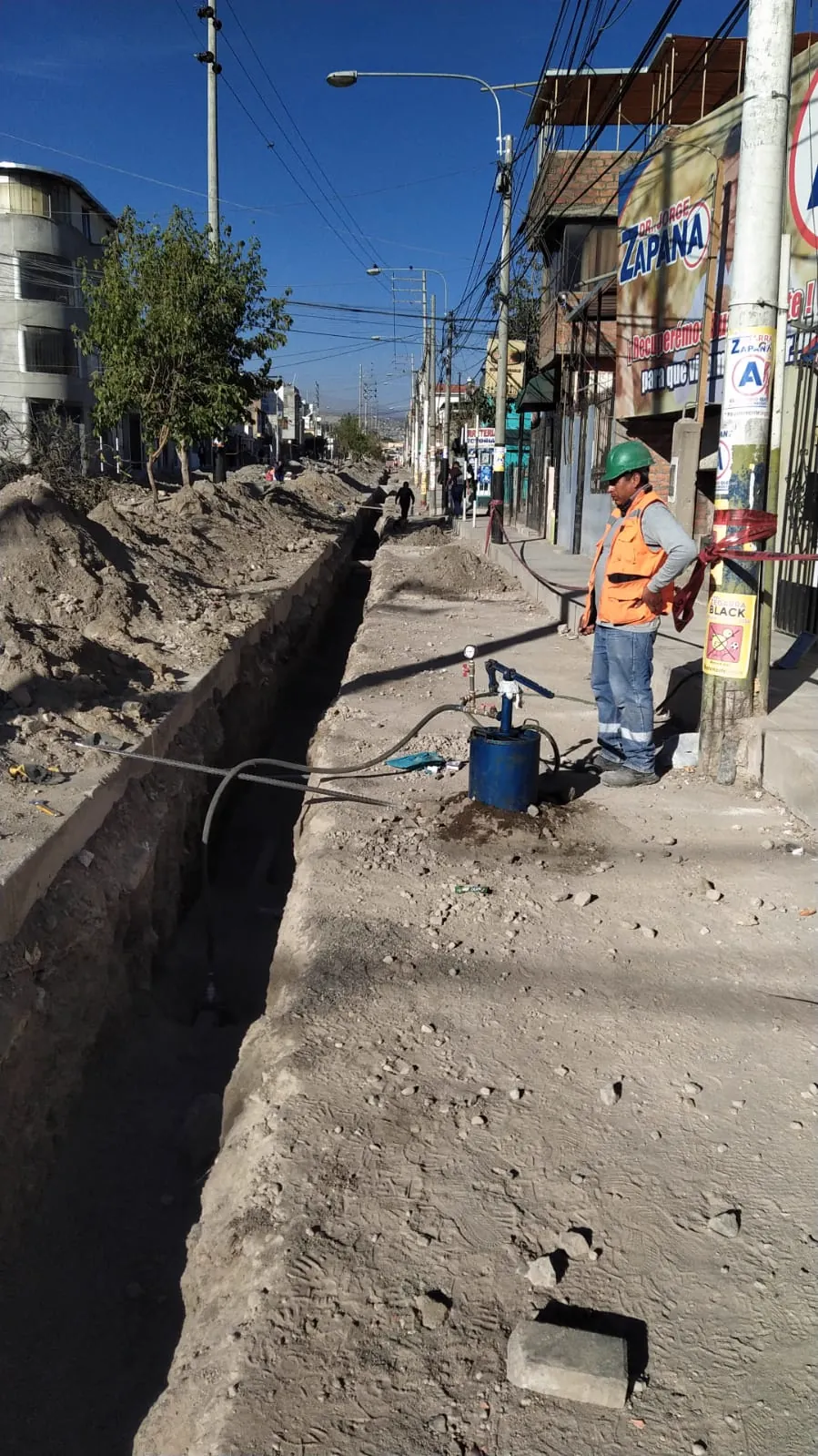 Excavación longitudinal preparada para una red