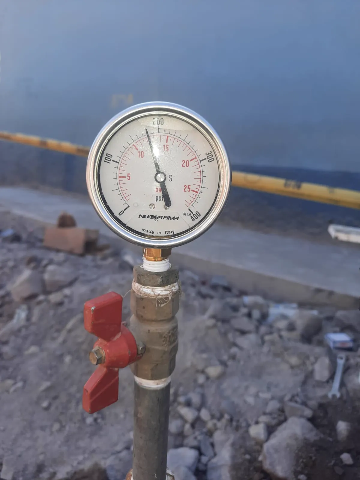 Manómetro utilizado durante una prueba de presión